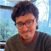 Laureato con lode in Lettere, offre lezioni private di latino, italiano, storia a studenti di tutte le età